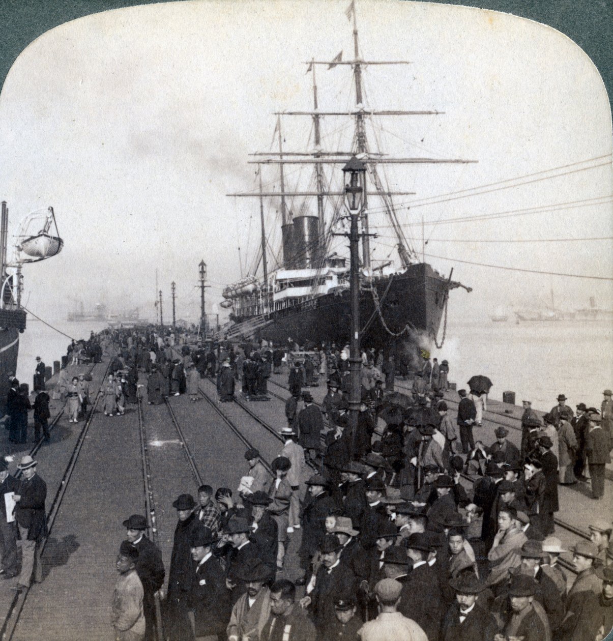 Saludos para los recién llegados en el muelle junto al Pacific Mail SS China, en Yokohama, Japón, 1904 de Underwood and Underwood