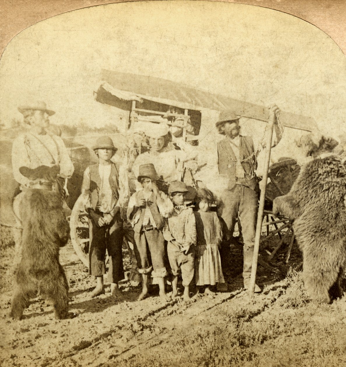 Gitanos y osos bailarines en el camino de Underwood and Underwood