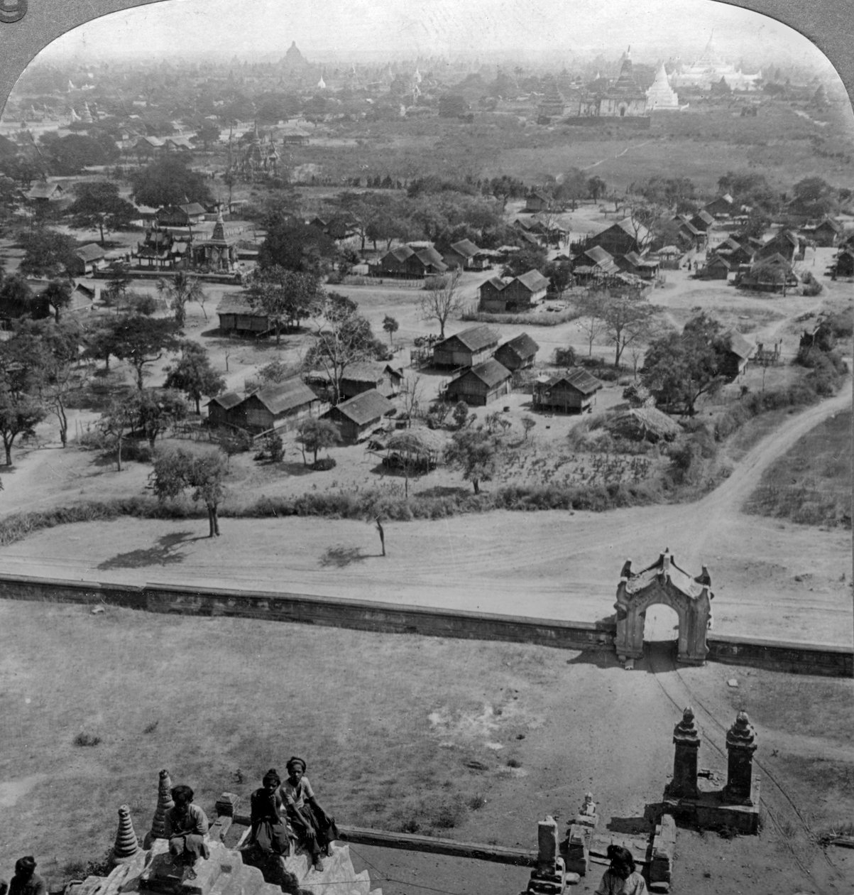 Hogares de la gente, desde el techo de la antigua Pagoda Guadapalin, Pagan, Birmania, c. 1900s de Underwood and Underwood