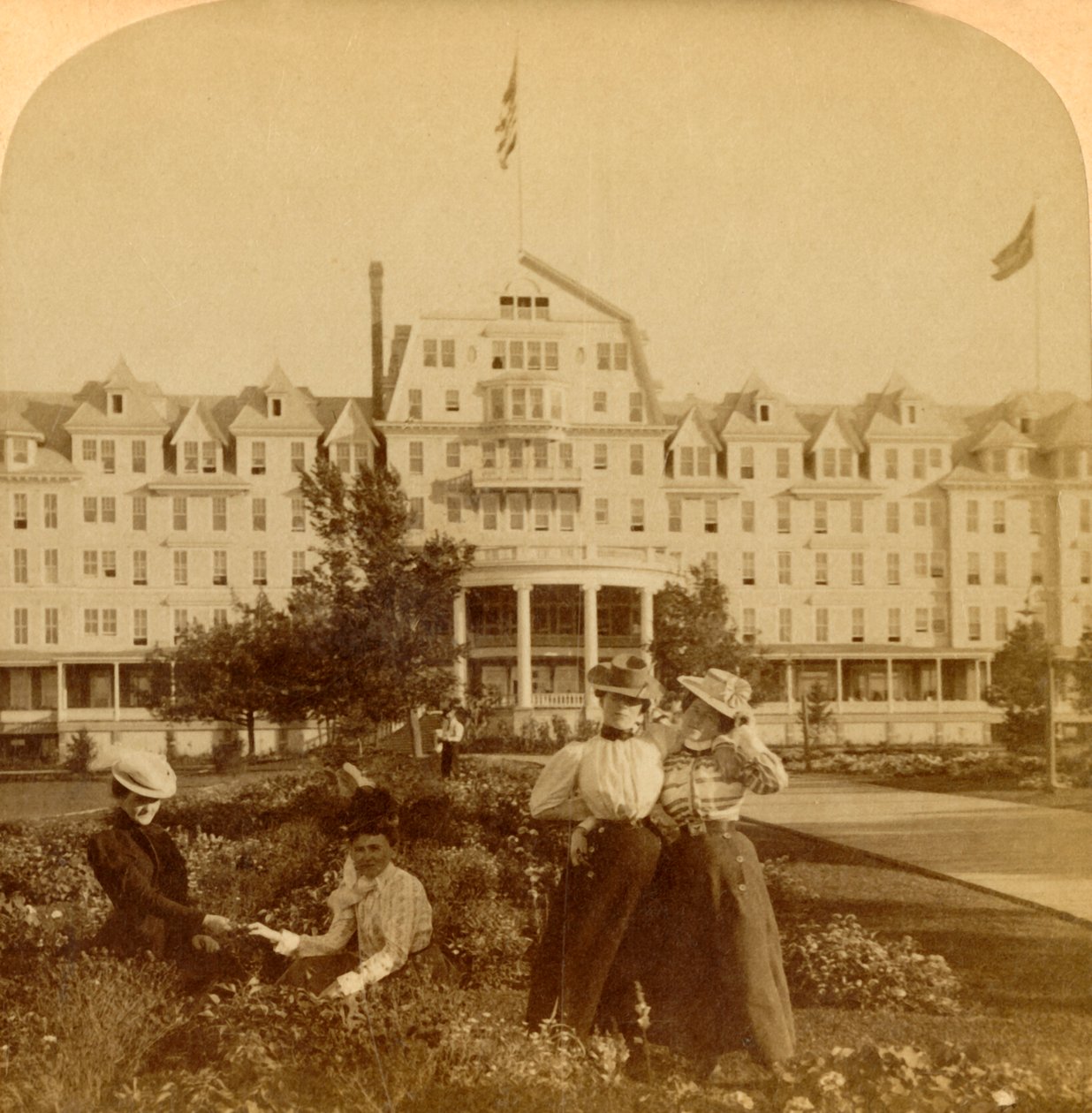 En los hermosos jardines del Hotel Frontenac, Isla Redonda, Mil Islas, 1900 de Underwood and Underwood