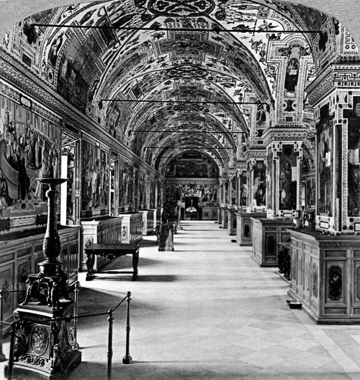 Interior de la Biblioteca Vaticana, Roma, Italia de Underwood and Underwood