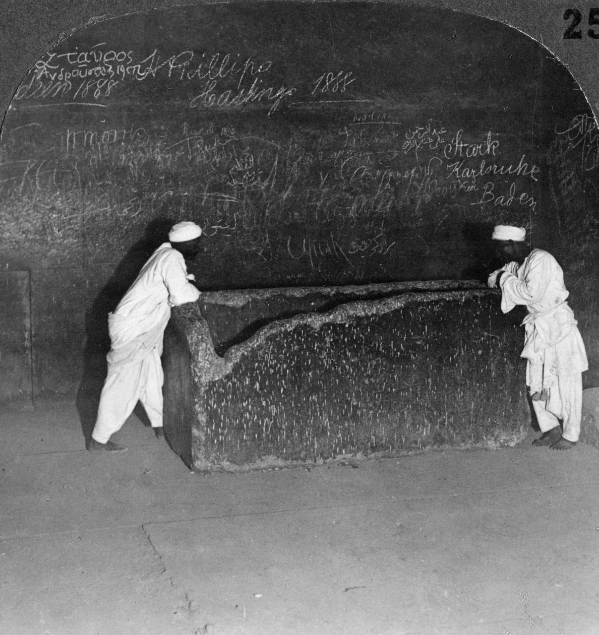 Sarcófago de Keops, roto por ladrones, en la Gran Pirámide, Egipto, 1905 de Underwood and Underwood