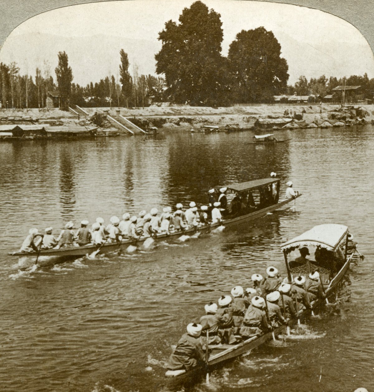 Lady Curzon viajando en la barcaza estatal del Maharajá, Cachemira, India, c1900s de Underwood and Underwood