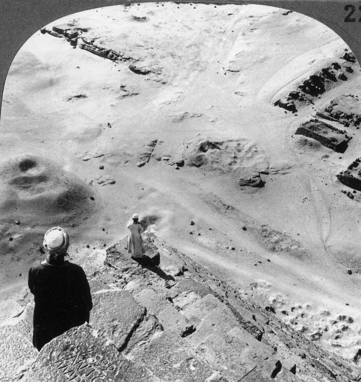 Mirando hacia abajo la esquina suroeste de la Gran Pirámide, Egipto, 1905 de Underwood and Underwood