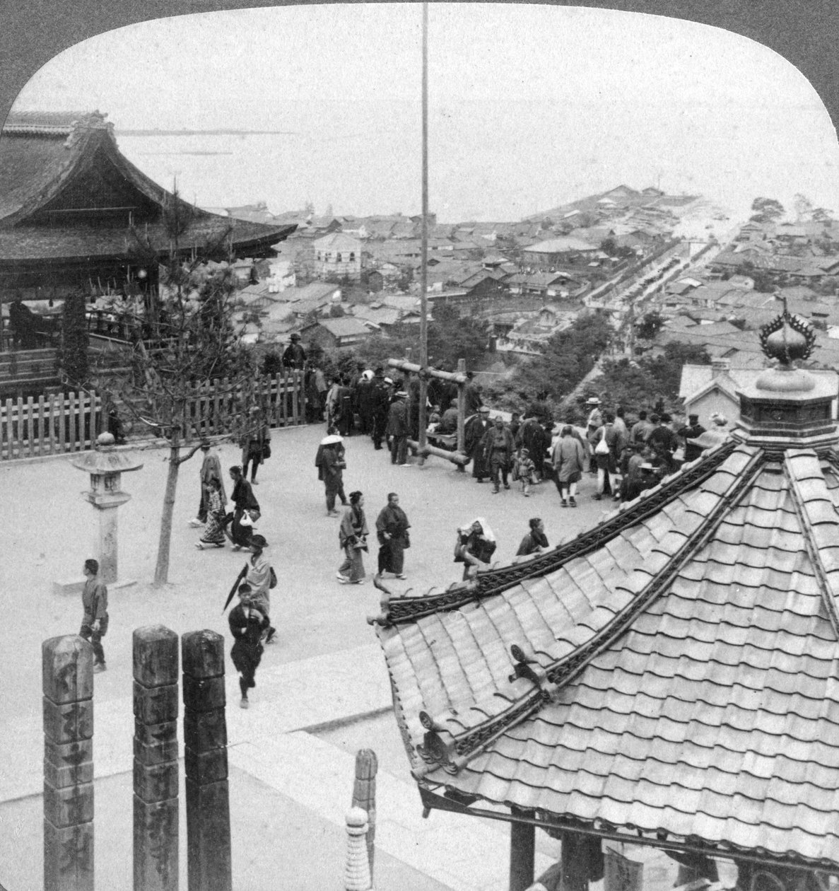 Mirando al este desde el templo Mildera sobre Otsu y el lago Biwa, Japón, 1904 de Underwood and Underwood
