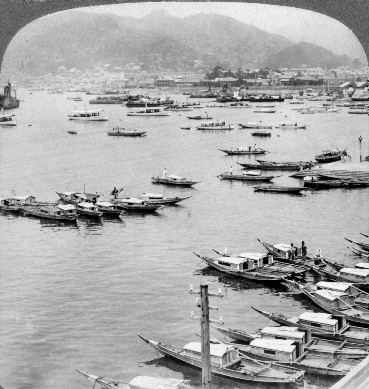 Vista al norte sobre los barcos en el puerto de Nagasaki, Japón, 1904 de Underwood and Underwood