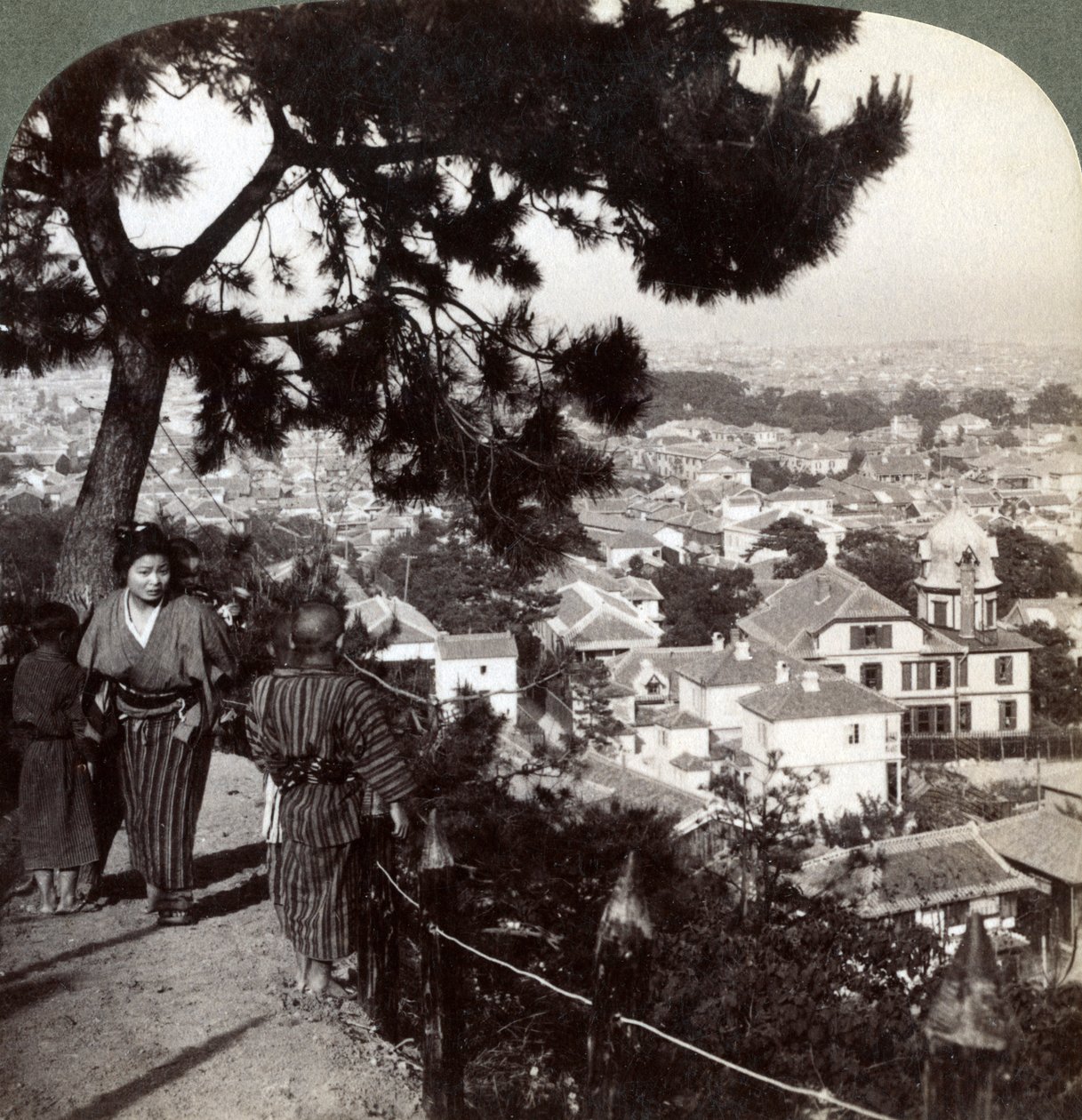 Mirando hacia el sureste desde las alturas coronadas de pinos de Suwa-yama sobre Kobe, Japón, 1904 de Underwood and Underwood