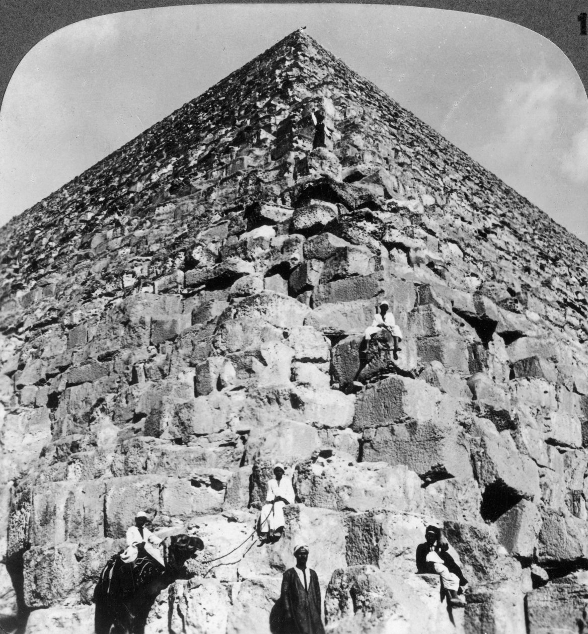 Mirando hacia la esquina noreste de la Gran Pirámide, Egipto, 1905 de Underwood and Underwood