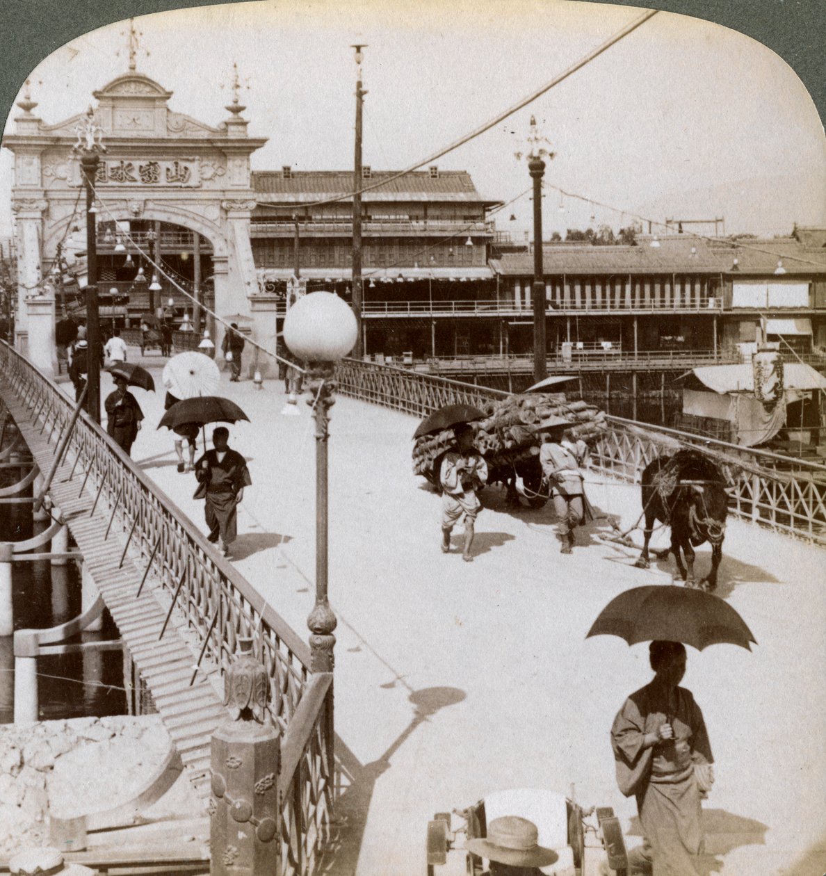 Mirando al oeste sobre el río Kamo Kamogawa en el puente Shijo, Kioto, Japón, 1904 de Underwood and Underwood