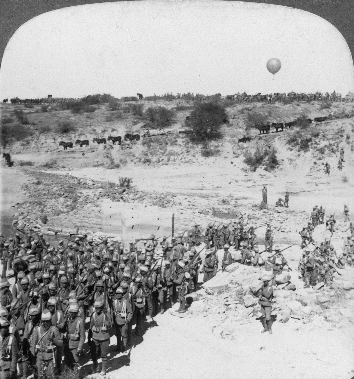 La infantería de Lord Roberts cruzando el río Zand, Sudáfrica, c1900s de Underwood and Underwood