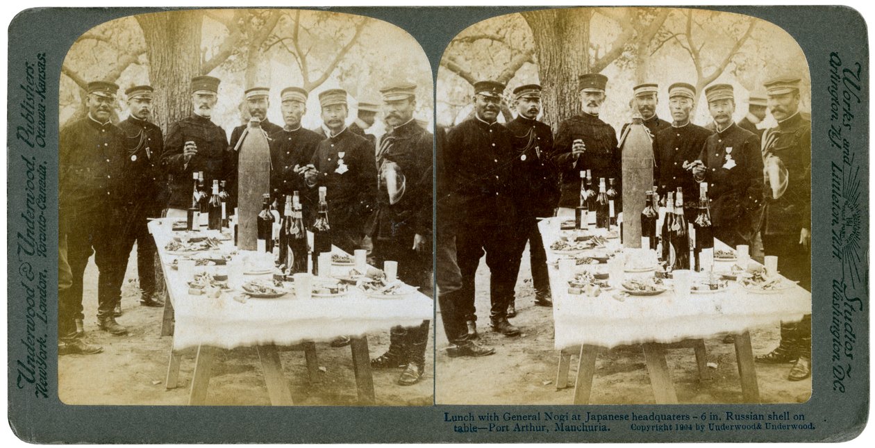 Almuerzo con el General Nogi en el cuartel general japonés, Port Arthur, Manchuria, 1904 de Underwood and Underwood