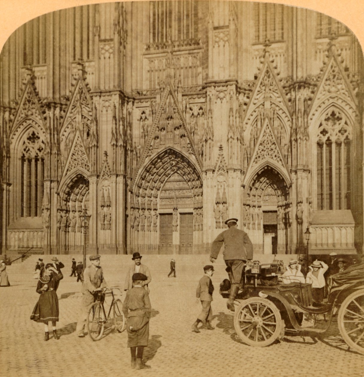 Portal principal y fachada elaboradamente ornamentada, Catedral, Colonia, Alemania, 1902 de Underwood and Underwood