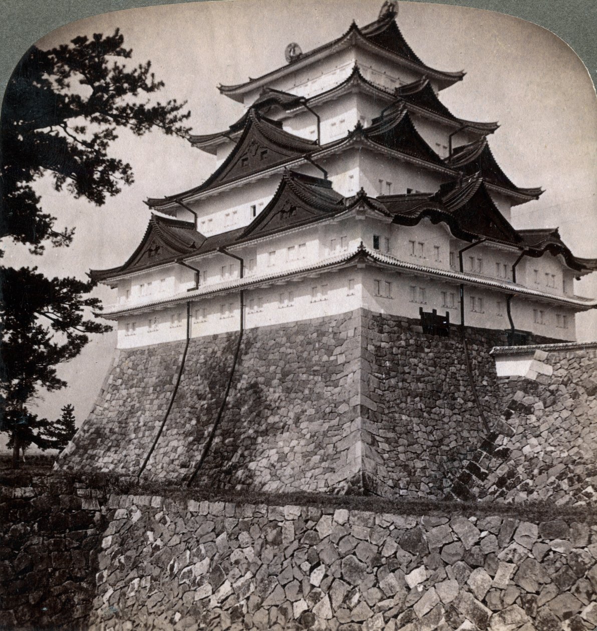 Castillo medieval con foso de príncipes japoneses, ocasionalmente usado por el Mikado Nagoya, Japón, 1896 de Underwood and Underwood