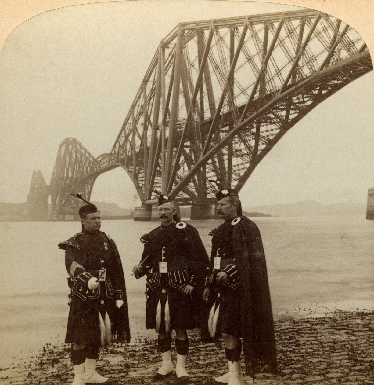 Hombres con vestimenta de las Tierras Altas frente al Puente Forth, Escocia de Underwood and Underwood