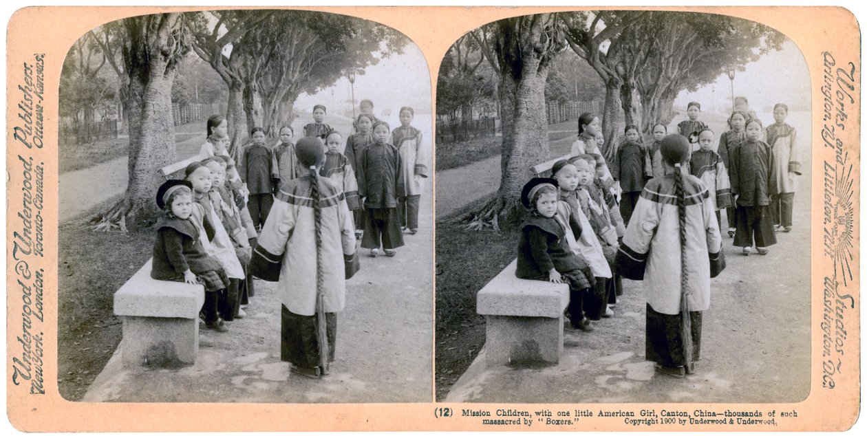 Niños de la misión, con una niña americana, Cantón, China, 1900 de Underwood and Underwood