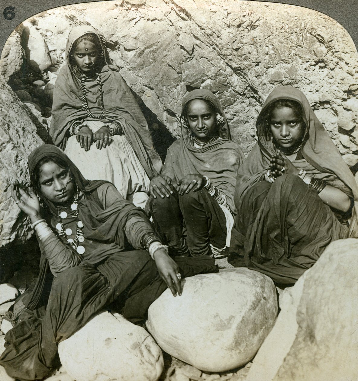 Niñas nativas Bhujji, Río Sutlej, Himalayas, India, c. 1900s de Underwood and Underwood