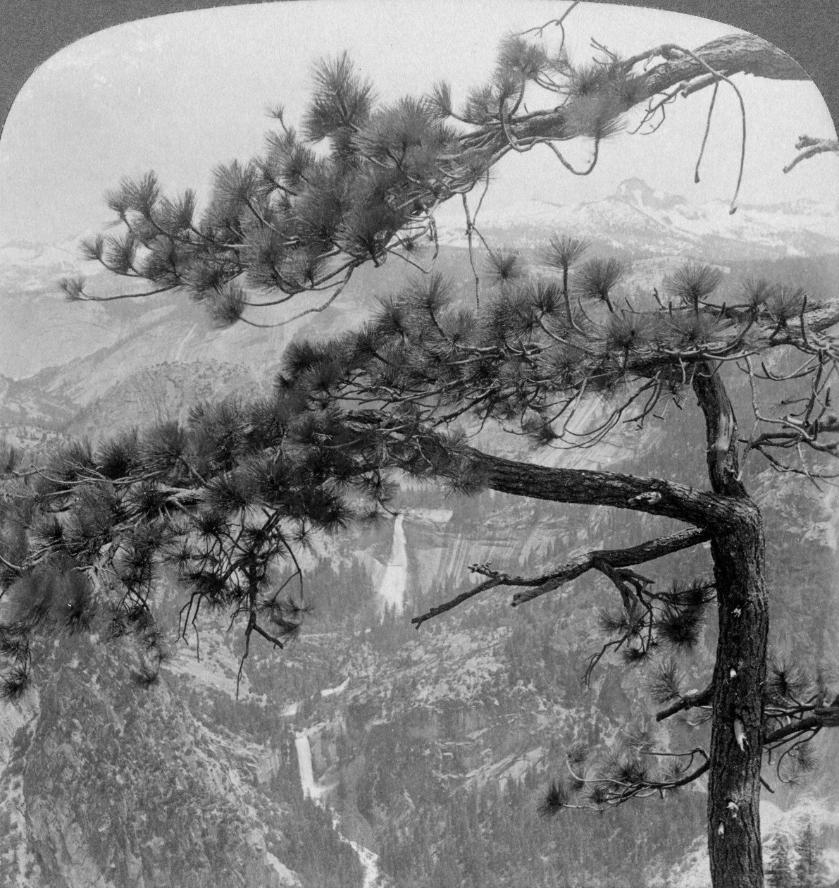 Nevada Falls, Vernal Falls y Liberty Cap, Valle de Yosemite, California, EE.UU. de Underwood and Underwood