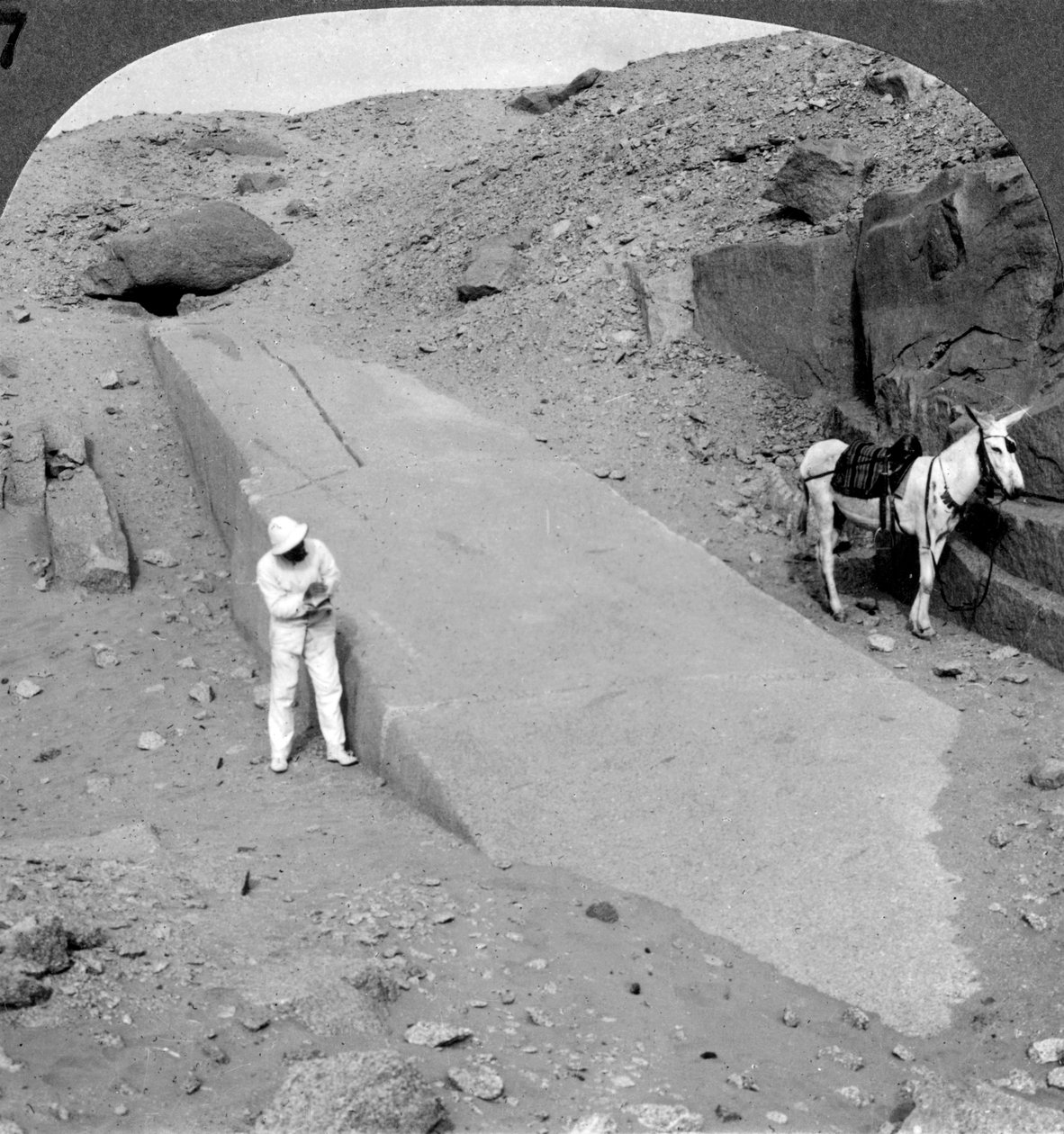 Obelisco de noventa y dos pies aún en la cantera de Asuán, Egipto, 1905 de Underwood and Underwood