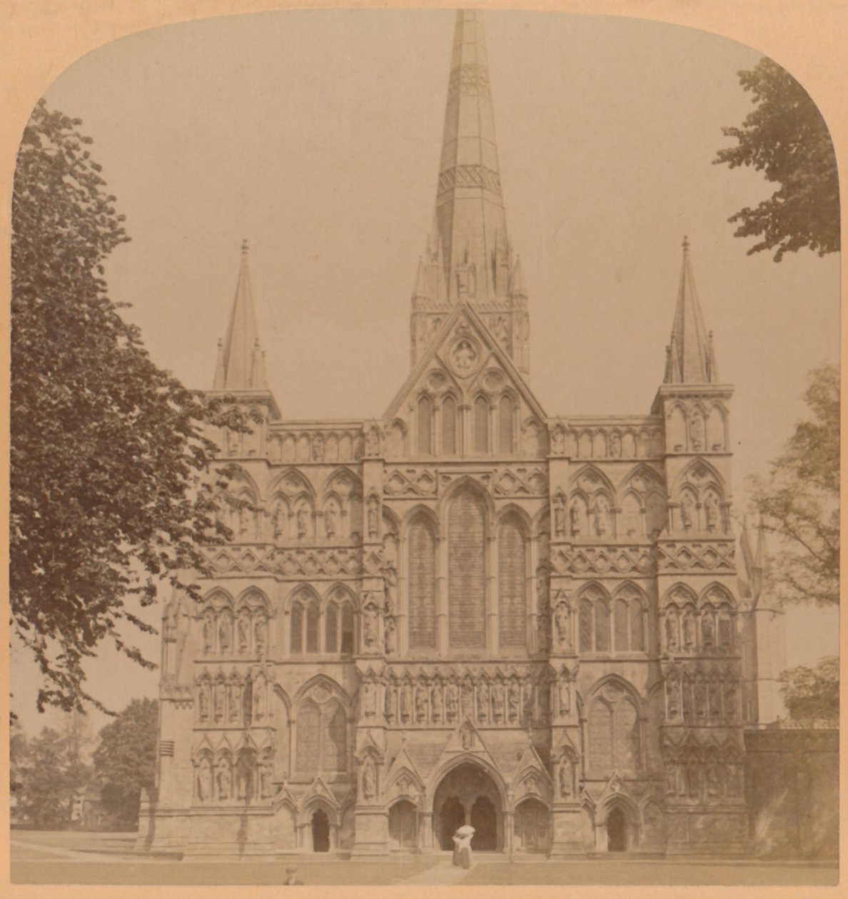 Fachada noroeste de la gran catedral gótica de Salisbury fundada en 1220, Inglaterra, 1900 de Underwood and Underwood