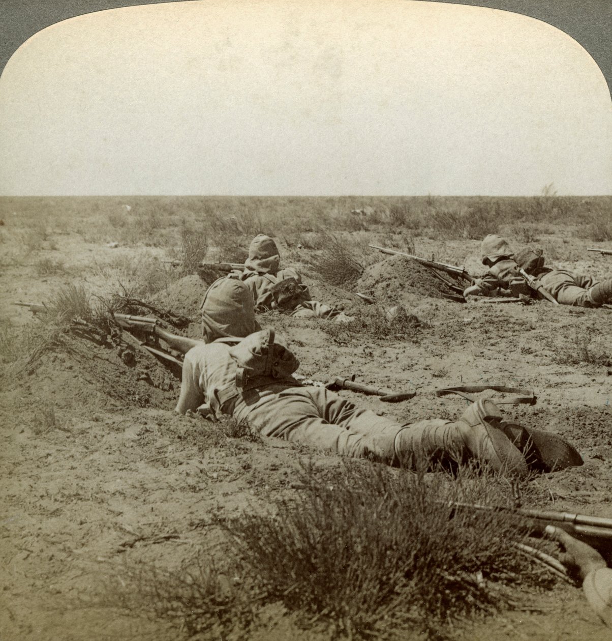 En la línea de combate con los mejores de la Reina, Río Modder, Sudáfrica, Guerra de los Bóeres, 1899-1902 de Underwood and Underwood