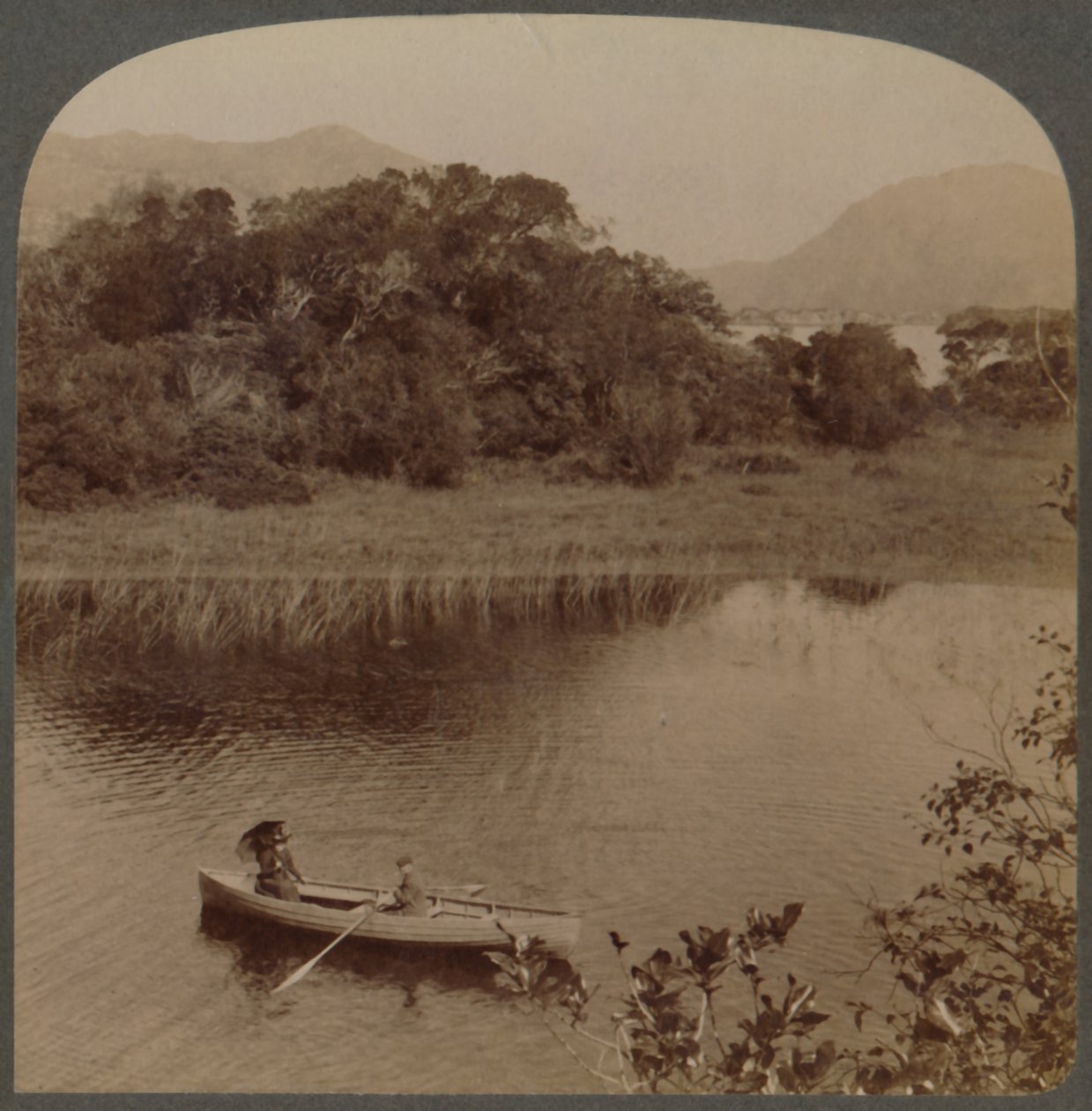 En el lago superior del bonito Killarney, Irlanda, 1901 de Underwood and Underwood