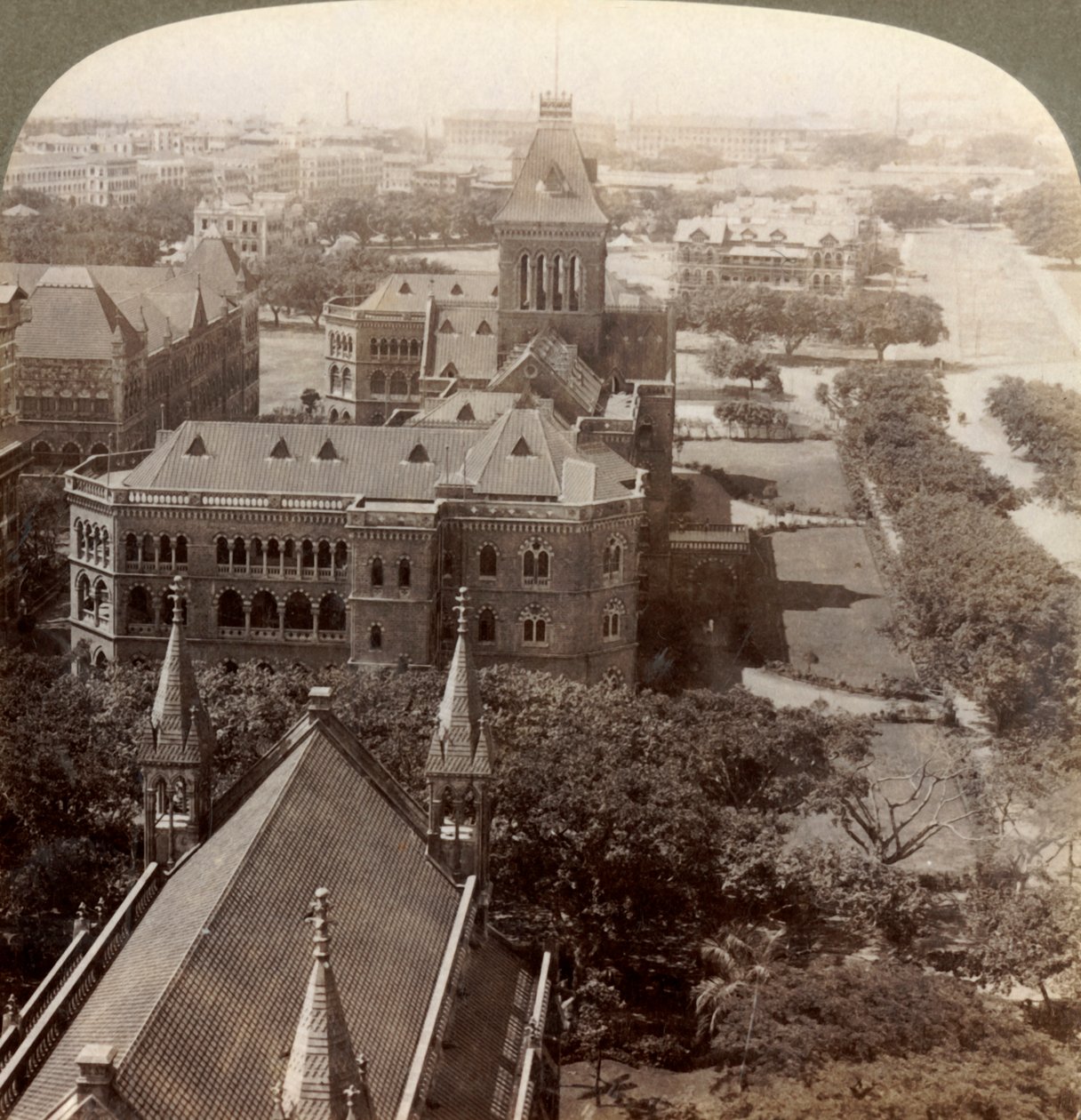 Sobre la Universidad y la Plaza del Secretariado, S. desde la Torre Rajabai, Bombay, India, 1903 de Underwood and Underwood