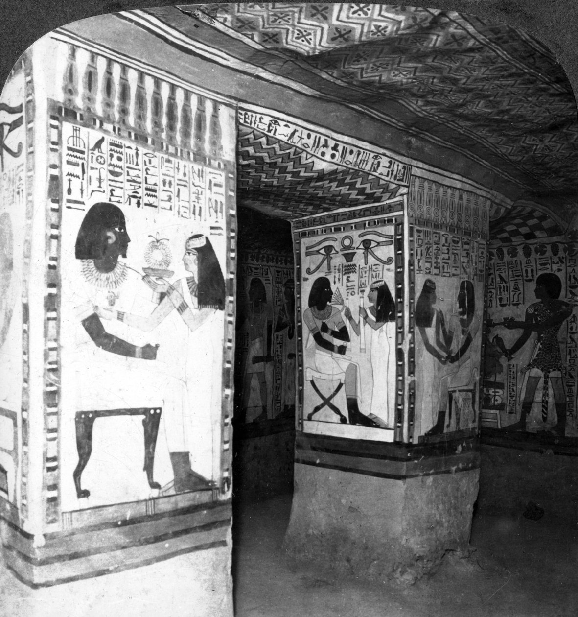 Cámara funeraria pintada excavada en la roca de los acantilados en Tebas, Egipto, 1905 de Underwood and Underwood