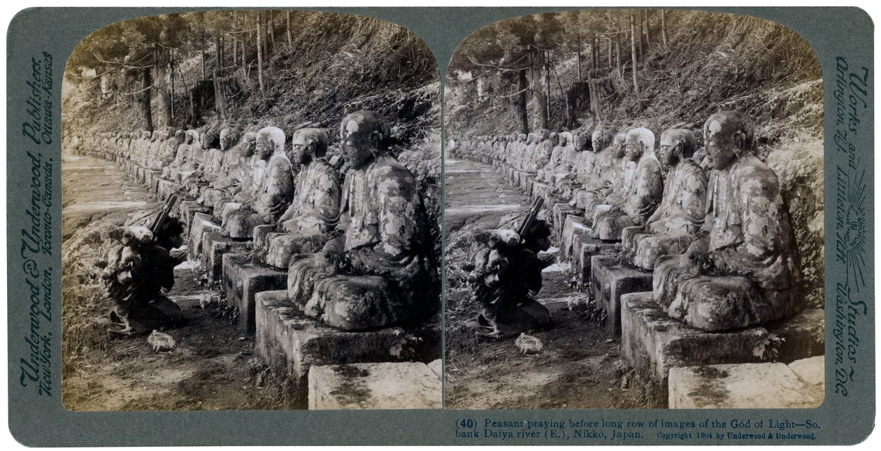 Campesino rezando ante una fila de estatuas del Dios de la Luz, río Daiya, Nikko, Japón, 1904 de Underwood and Underwood