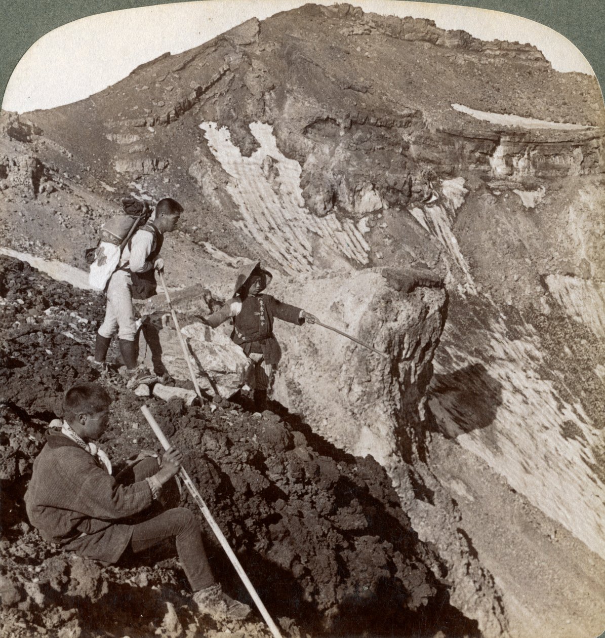 Asomándose desde el borde cubierto de lava hacia el cráter del Monte Fuji, Japón, 1904 de Underwood and Underwood