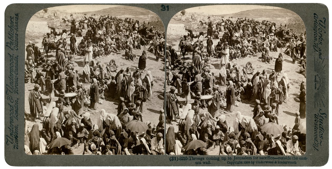 Gente subiendo a Jerusalén para el sacrificio, fuera del muro oriental, 1900 de Underwood and Underwood