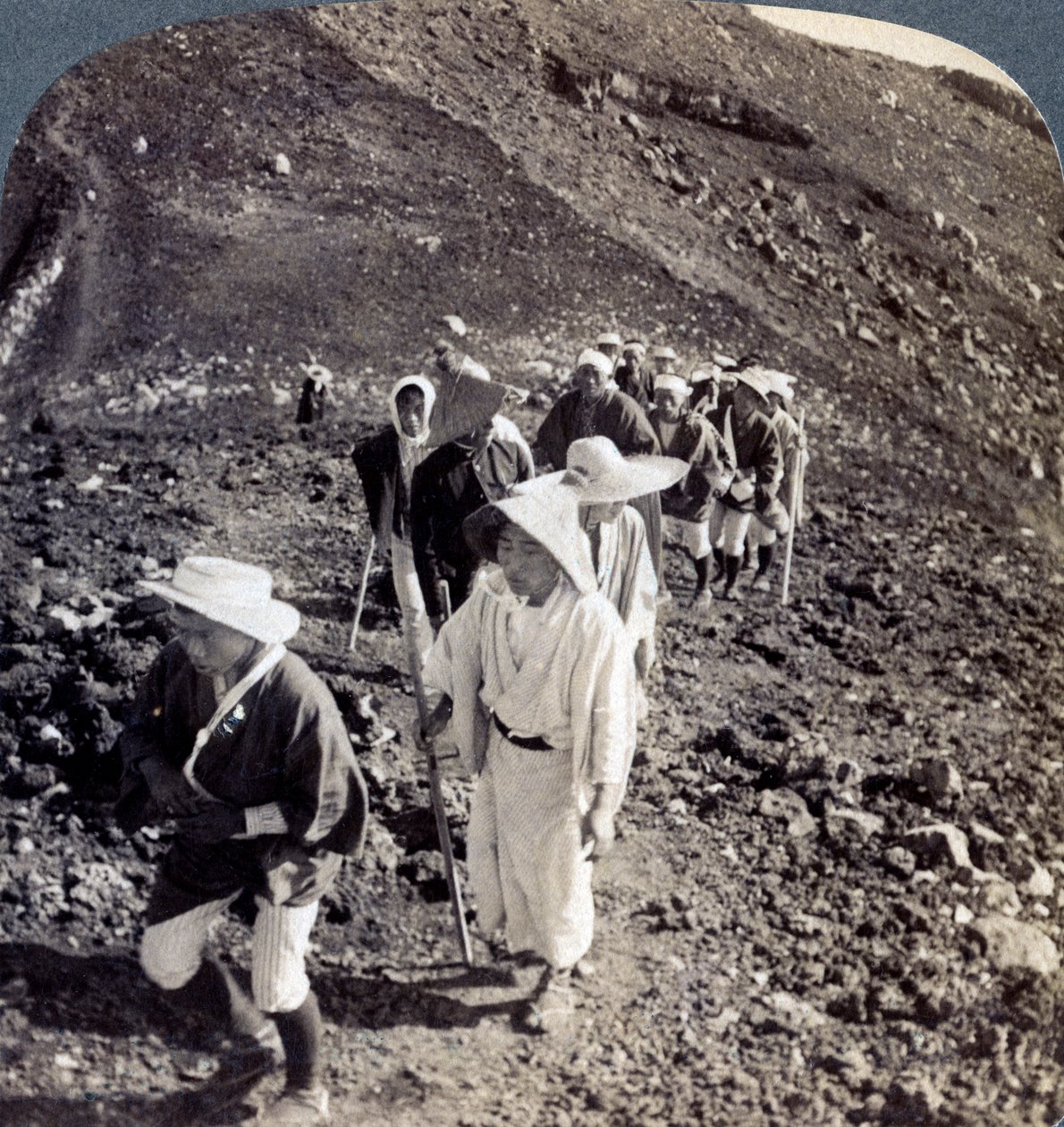 Peregrinos al final de su ascenso al Monte Fuji Fujiyama, Japón, 1904 de Underwood and Underwood