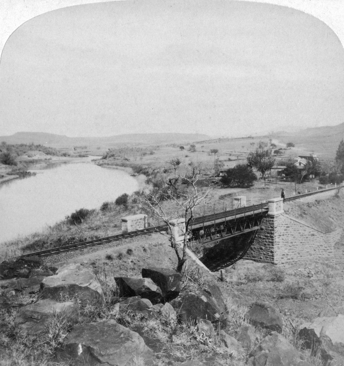 Puente Pom-pom y estación de telégrafo del cuartel general bóer, río Tugela, Natal, Sudáfrica de Underwood and Underwood