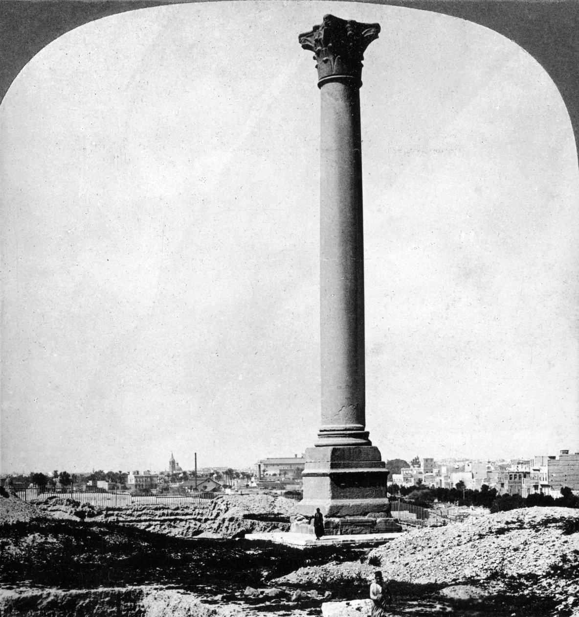 Columna de Pompeyo, el hito de los marineros, y la moderna Alejandría, Egipto, 1905 de Underwood and Underwood