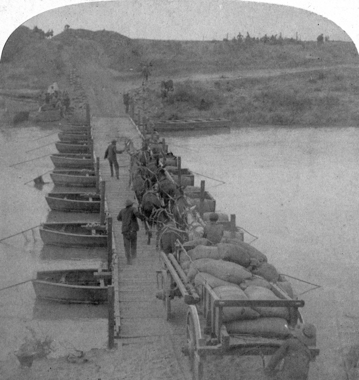 Puente de pontones sobre el río Modder, Guerra de los Bóeres, Sudáfrica, 1900 de Underwood and Underwood