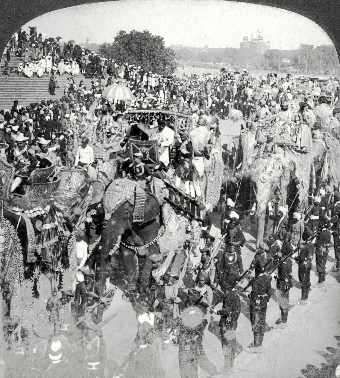 Príncipes en la Gran Entrada Estatal, Durbar, Delhi, India de Underwood and Underwood