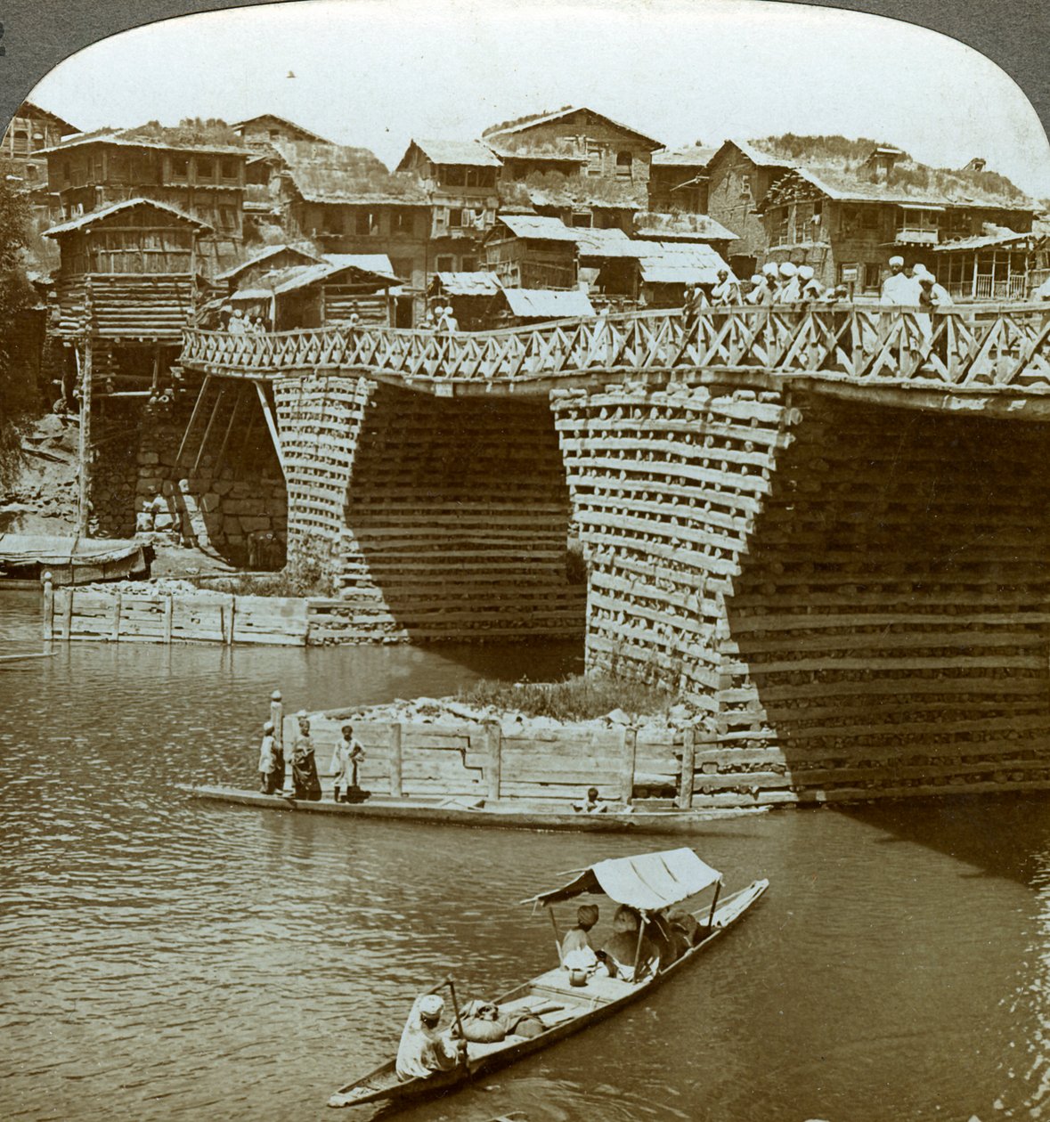 Puente pintoresco y casas, Ciudad del Sol, Cachemira, India, c1900s de Underwood and Underwood