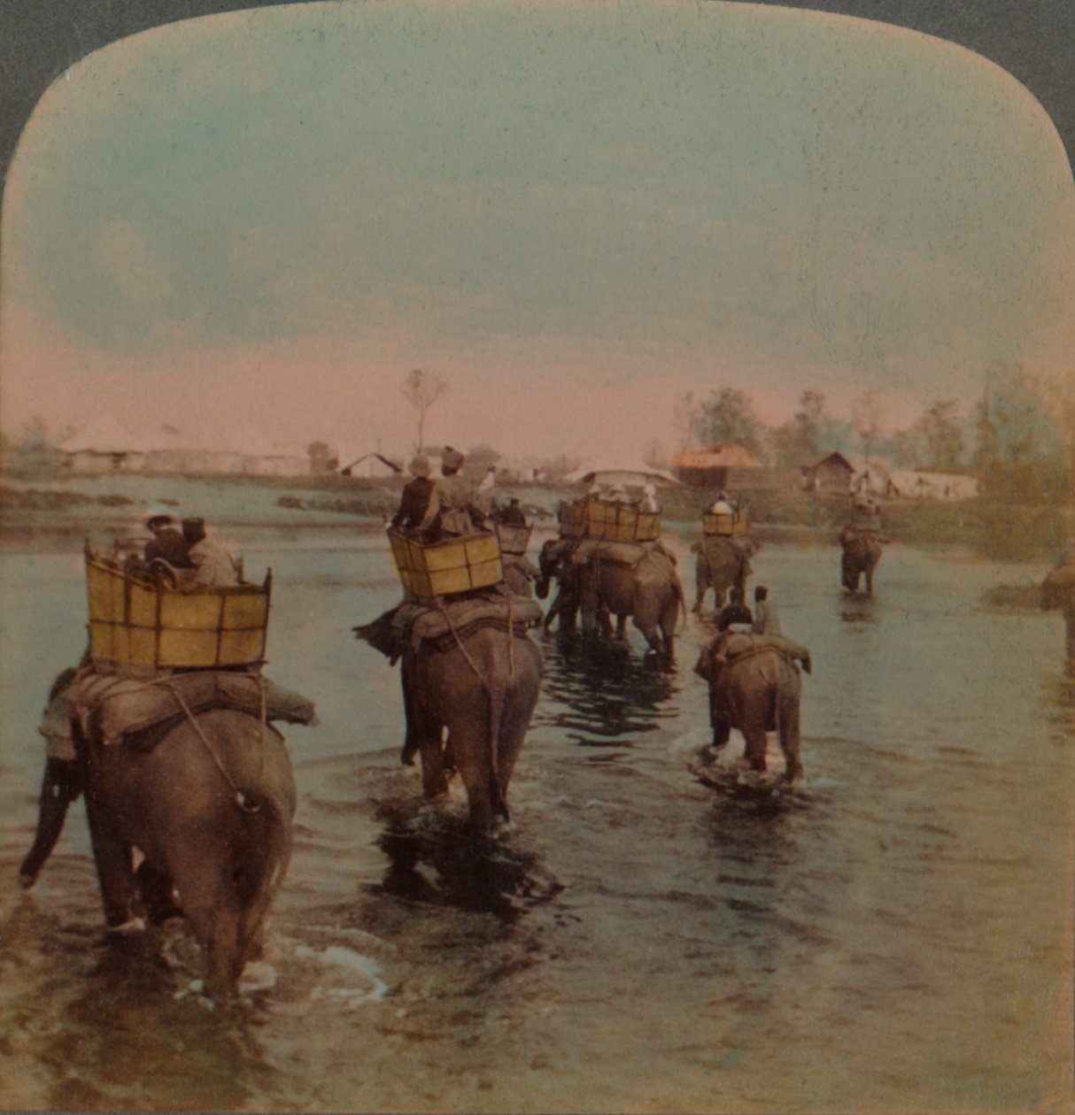 Regresando al campamento después de un día de caza, jungla de Bebar, India de Underwood and Underwood