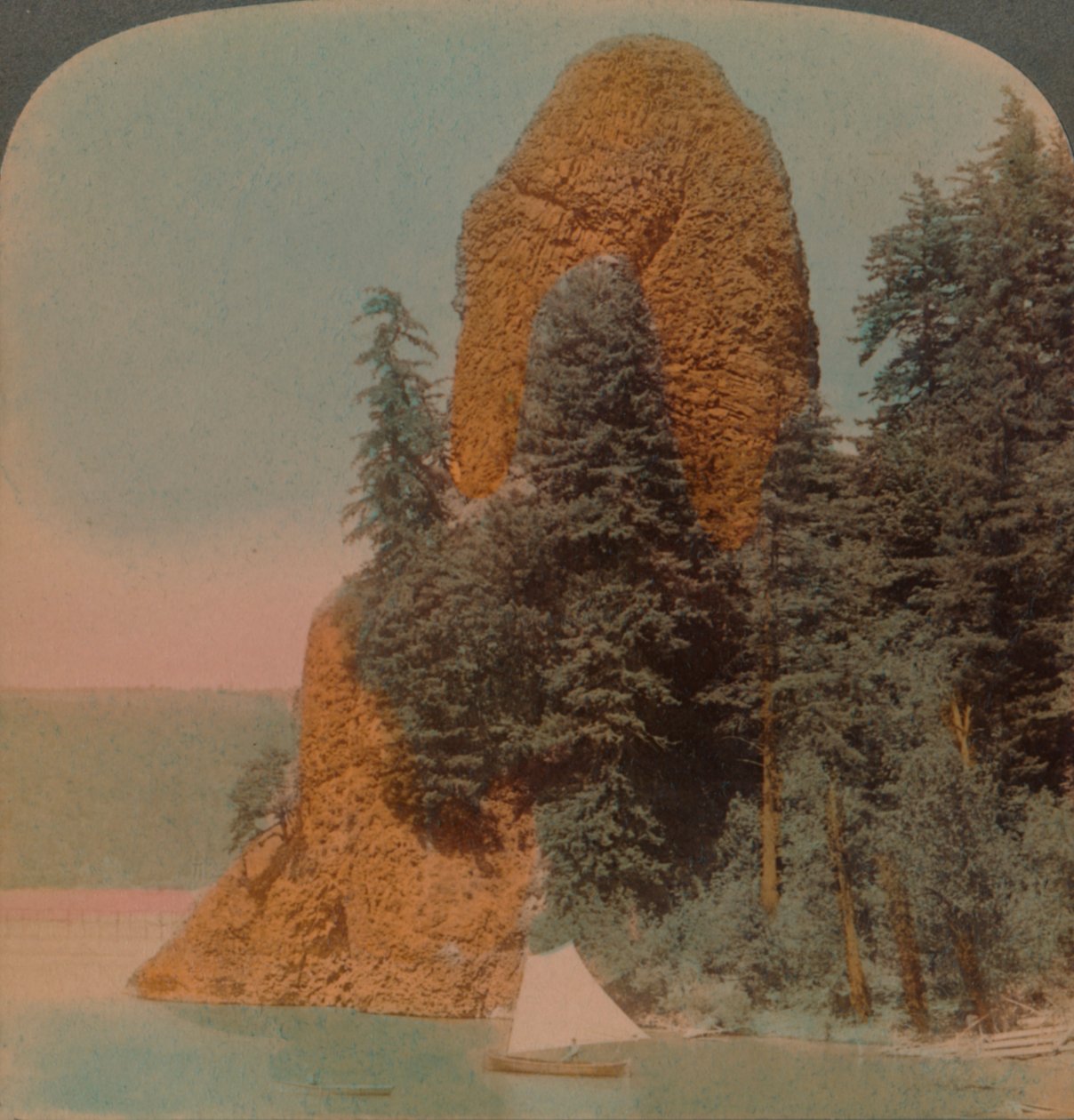 Rooster Rock, curiosa formación rocosa a lo largo del río Columbia, Oregón, 1902 de Underwood and Underwood