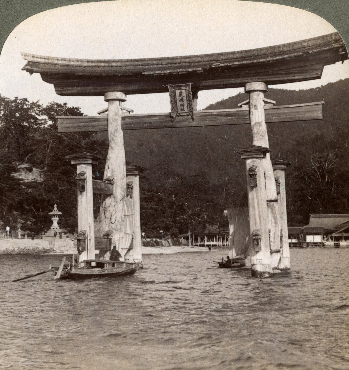 Puerta torii sagrada emergiendo del mar, Santuario Itsukushima, Isla Miyajima, Japón de Underwood and Underwood