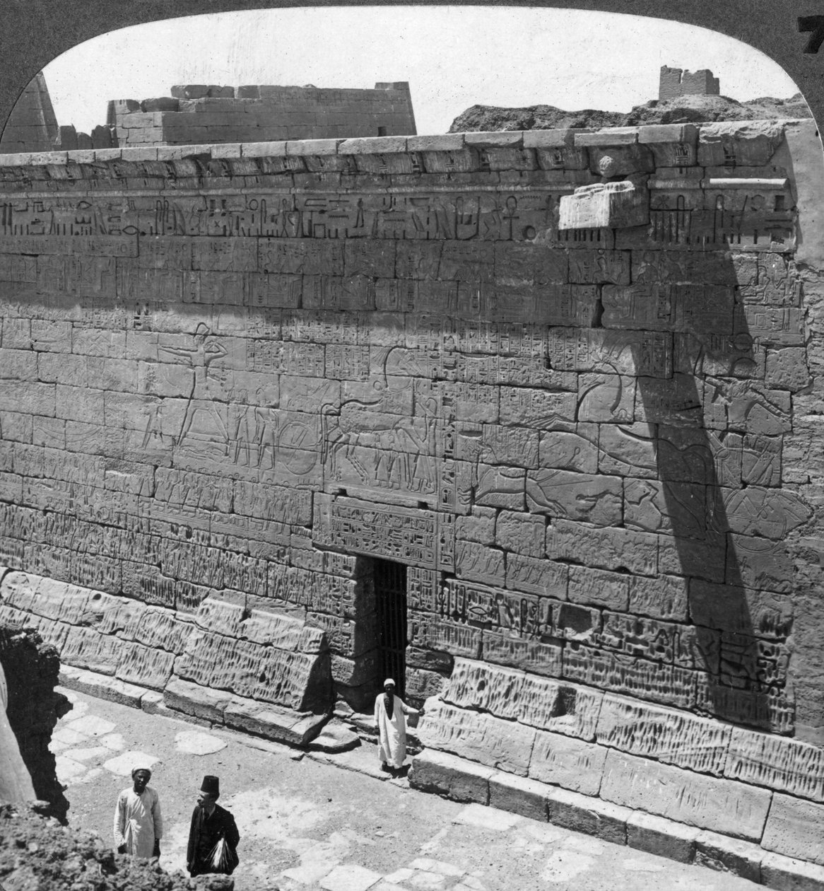 Escenas de batalla y caza talladas en una pared en Medinet Habu, Tebas, Egipto, 1905 de Underwood and Underwood