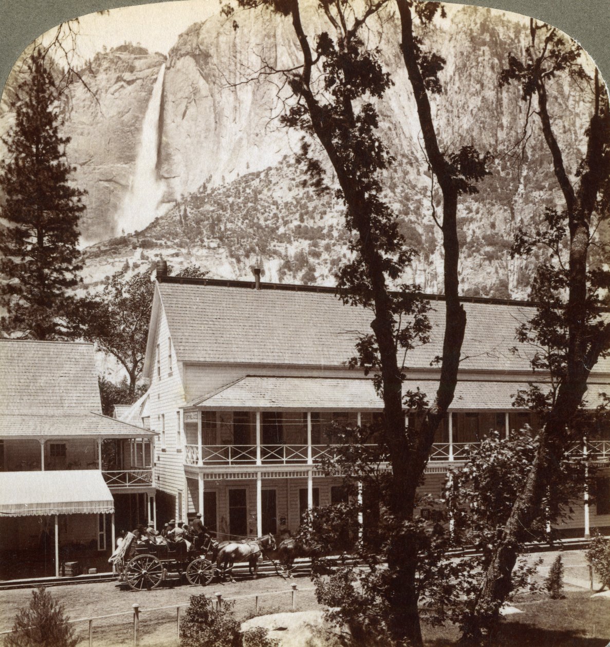 Hotel Sentinel, mirando al norte a través del valle hacia las Cataratas de Yosemite, California, EE.UU., 1902 de Underwood and Underwood