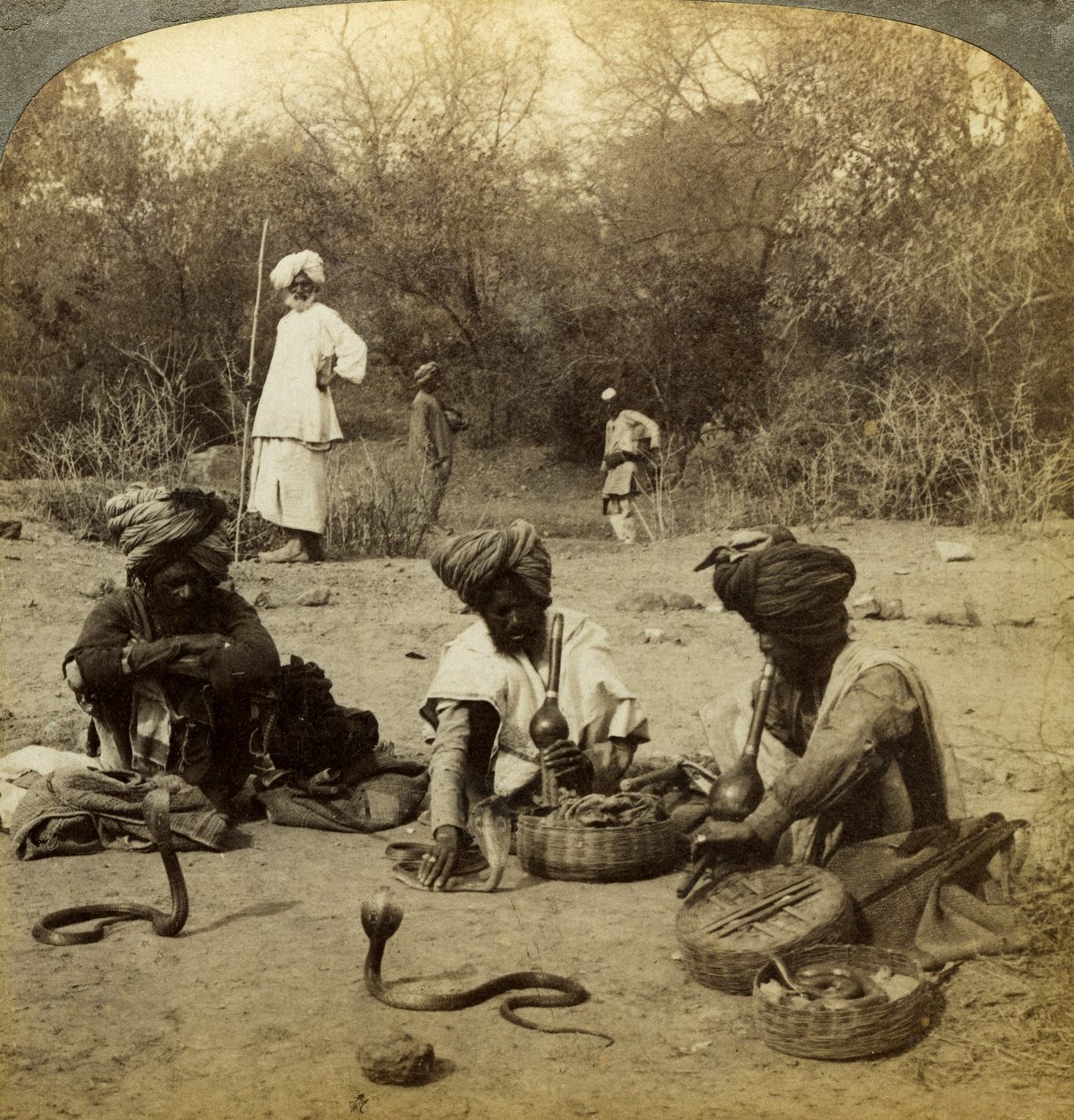 Encantadores de serpientes, Delhi, India de Underwood and Underwood