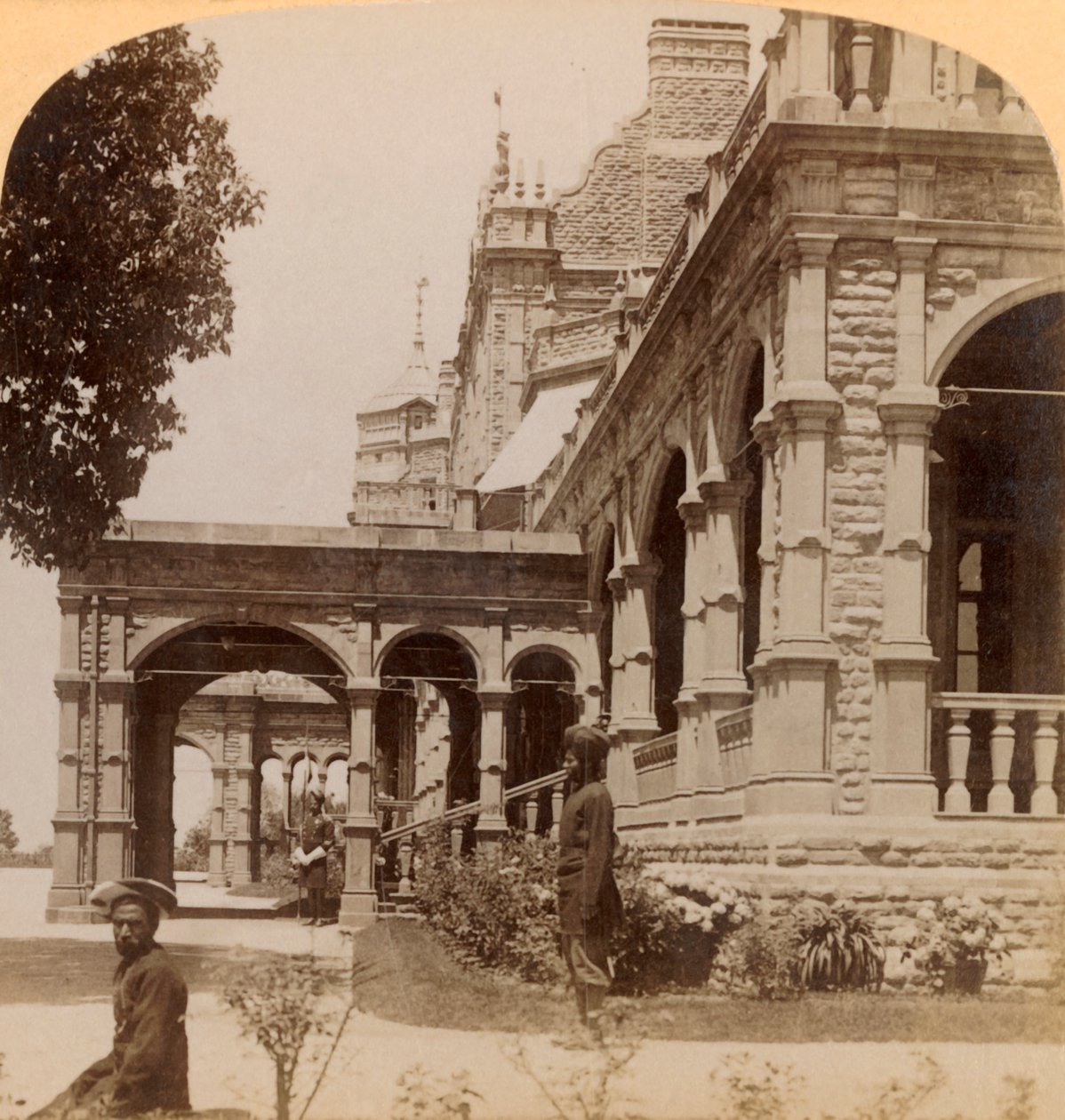 Frente sur del Viceregal Lodge...en Simla, la encantadora capital de verano de la India de Underwood and Underwood