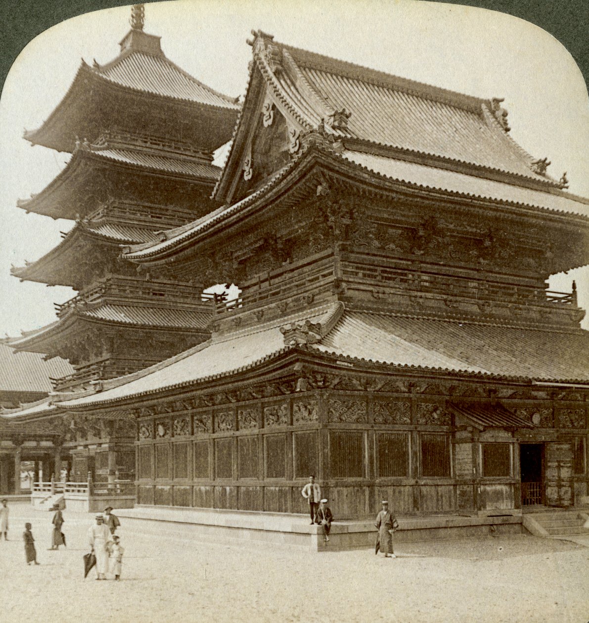 Esplendor majestuoso del Templo Shitenno-ji, Osaka, Japón, 1904 de Underwood and Underwood