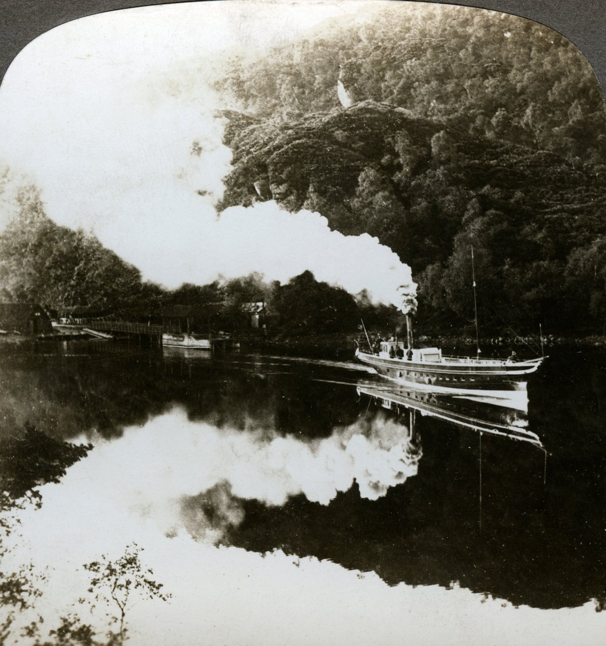 Yate de vapor en Loch Katrine, Escocia de Underwood and Underwood