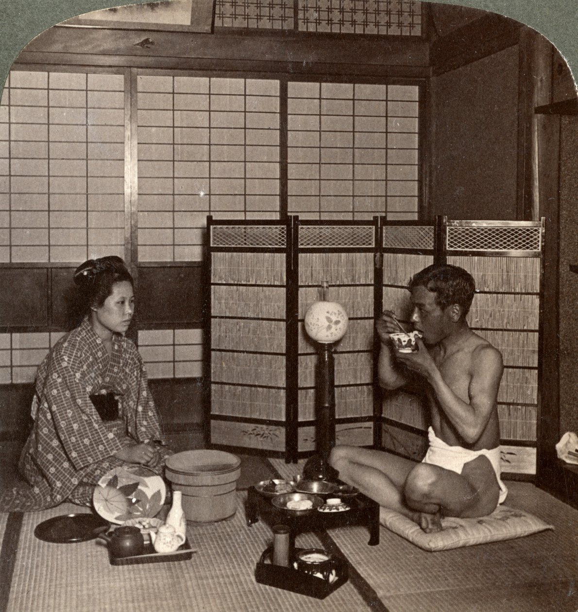 Cena de verano en un hotel, Hiroshima, Japón, 1904 de Underwood and Underwood