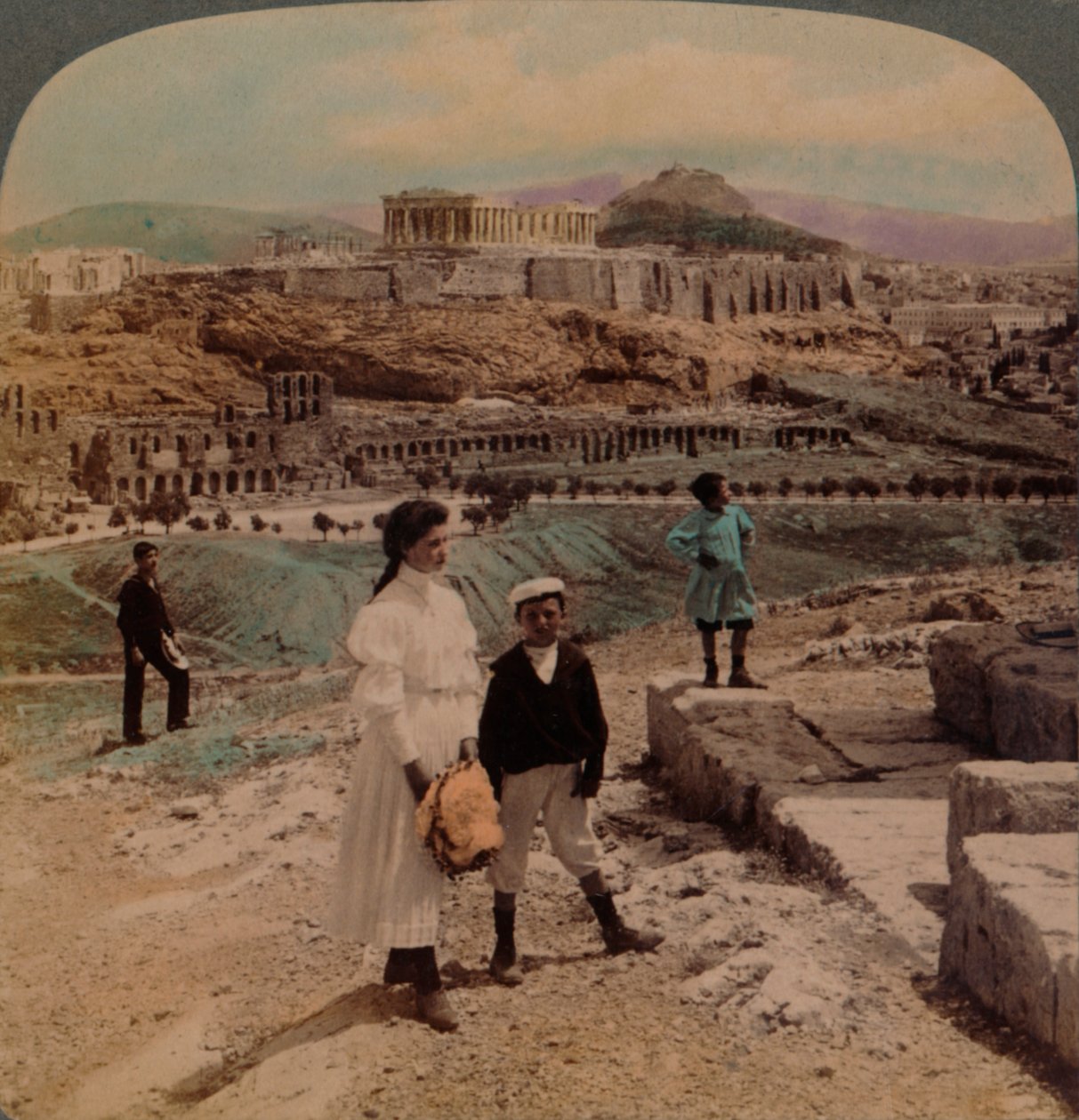 La Acrópolis de Atenas, Lycabettus y el Palacio Real, desde el monumento de Filopappos, 1907 de Underwood and Underwood