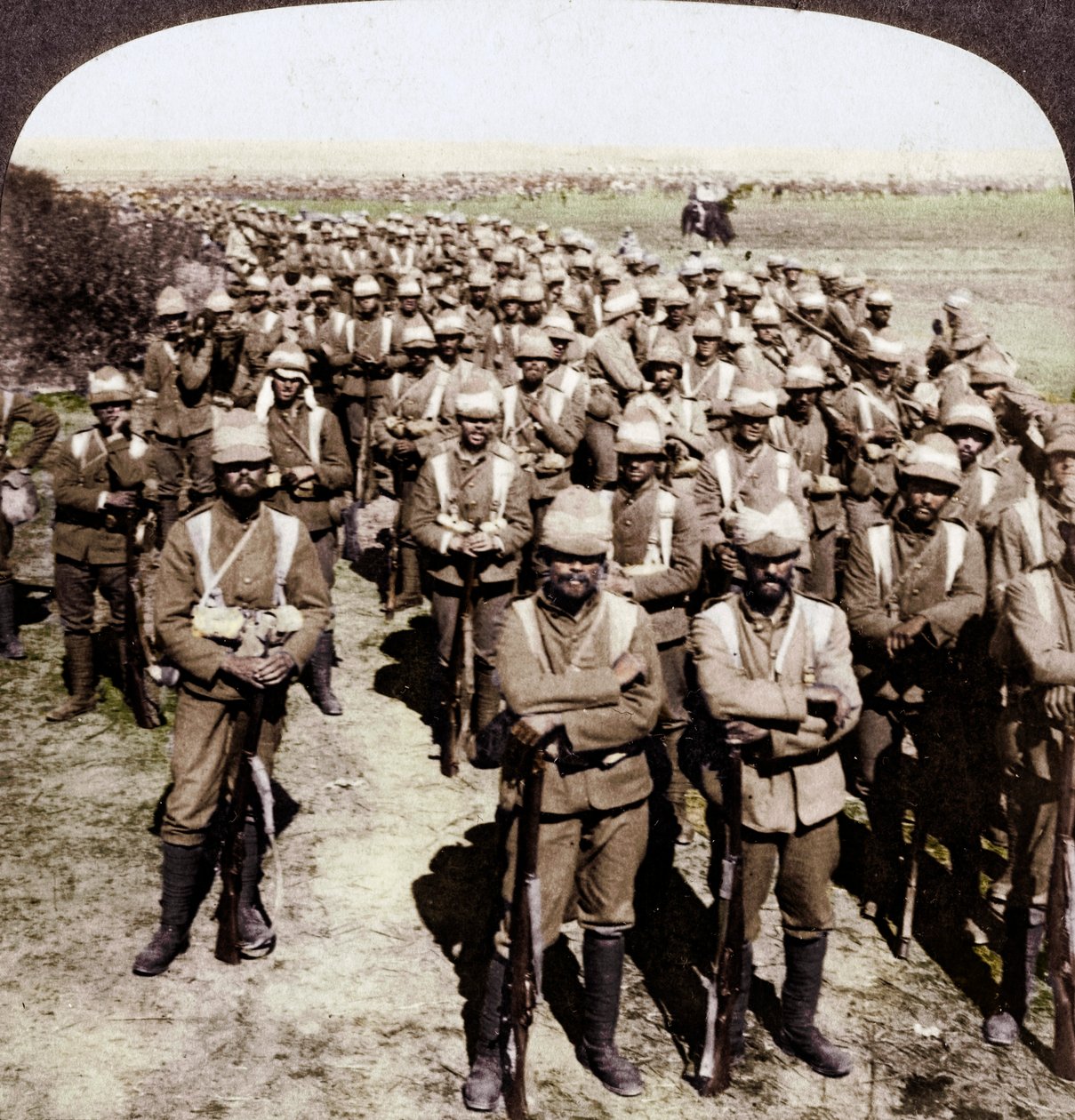 La Brigada de Guardias en marcha hacia Kroonstadt, Sudáfrica, Guerra de los Bóeres, 1900 de Underwood and Underwood