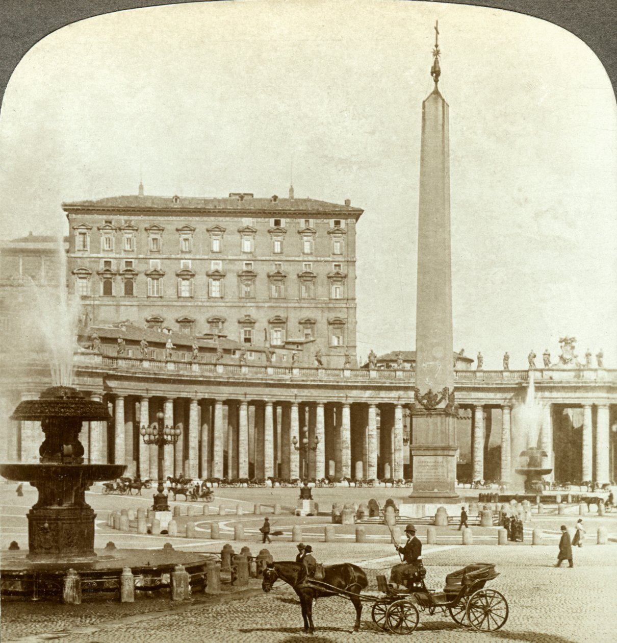 El Palacio del Vaticano desde la Plaza de San Pedro, Roma, Italia de Underwood and Underwood