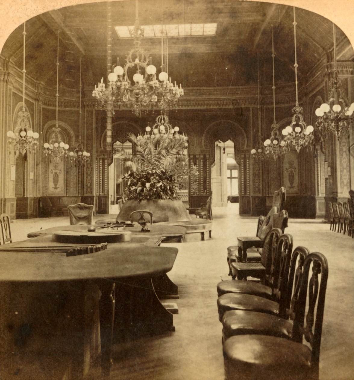 El famoso salón de ruleta, Casino, Monte Carlo, Mónaco, 1897 de Underwood and Underwood